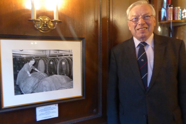 Der ehemalige Destillateur Helmut Wenzel neben dem Foto aus seiner Lehrzeit bei Mampe 1954-1957